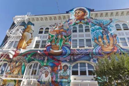 一块颜色鲜艳, großformatiges Wandgemälde bedeckt die Seite des Women's Building im 目标区 von San Francisco.