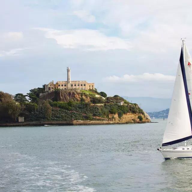 Un velero pasa frente a la isla de 恶魔岛 en San Francisco.